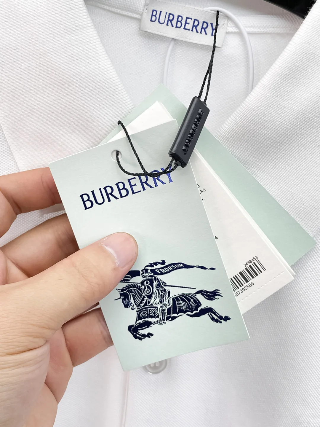 Burberry New Arrival Polo shirt, complete with three labels, original fabric, original customized accessories, official Same Style, made of 210g pure cotton pique fabric, customized same-tank dyed fabric, very comfortable and smooth to the touch, very wide and stylish, produced by the first-line brand Factory, imported Behringer embroidery machine, embroidery is full and textured, the collar rib is woven with imported yarn, does not deform after long-term wear, the most New Arrival style in spring and summer, fashionable and individual Super Versatile and good-looking. It is very suitable for both men and women. It is a must-have for everyone. Size: S-XXL